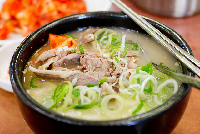 Món canh xương bò rất lợi cho việc bổ sung sắt cho cơ thể Món canh xương bò rất lợi cho việc bổ sung sắt cho cơ thể