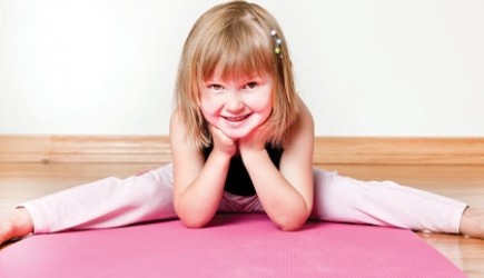3-bai-tap-yoga-cho-tre-em-ho-tro-tang-chieu-cao-cho-tre3.jpg