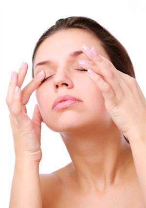 Massage nhẹ nhàng vùng mắt