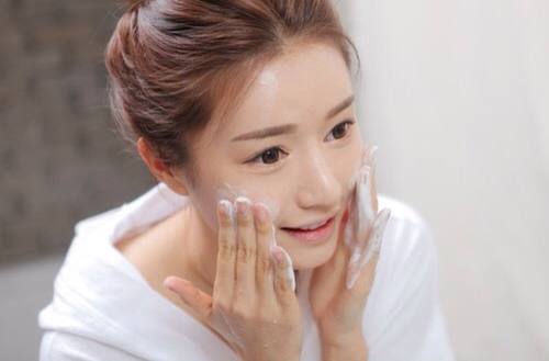 Rửa mặt thật sạch mỗi ngày 