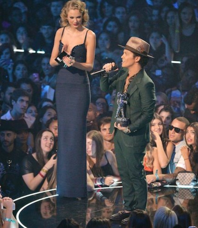 Bruno Mars như người lùn khi đứng cạnh Taylor trong một buổi lễ trao giải thưởng âm nhạc