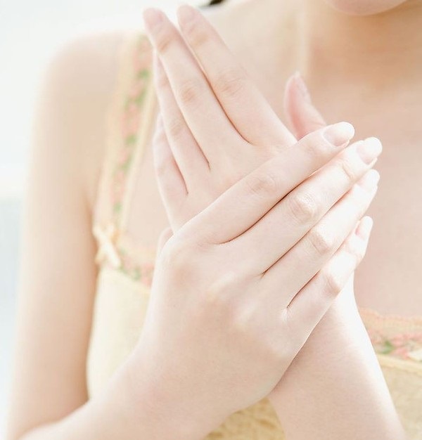 Dầu dừa – bí quyết giữ ẩm tuyệt vời cho đôi bàn tay. Dầu dừa – bí quyết giữ ẩm tuyệt vời cho đôi bàn tay.
