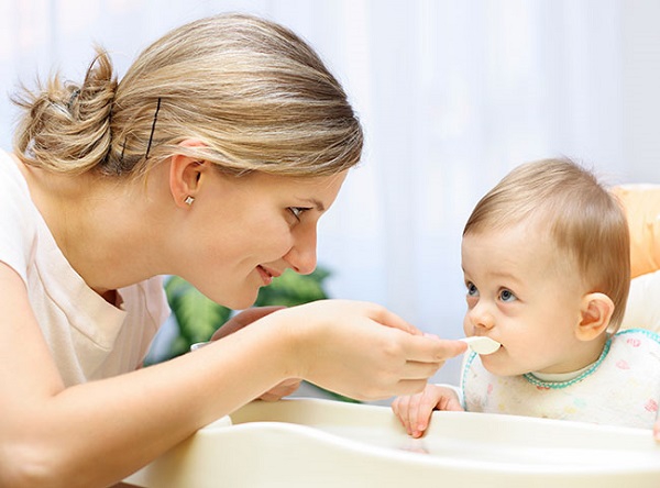 Tập cho bé ăn thêm lòng trắng trứng – nguồn cung cấp protein cần thiết cho quá trình tăng chiều cao của bé. Khẩu phần ăn giúp tăng chiều cao cho bé theo độ tuổi 02