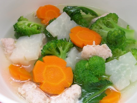 Hãy cho bé làm quen với tất cả các loại rau củ thông qua việc hầm nhừ rồi dùng nước súp pha bột cho bé. 