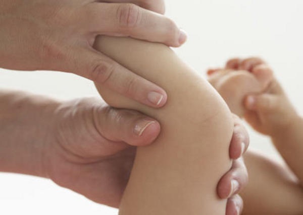 Thực hiện động tác massage nhẹ nhàng như đang “vắt sữa” chân. Thực hiện động tác massage nhẹ nhàng như đang “vắt sữa” chân.