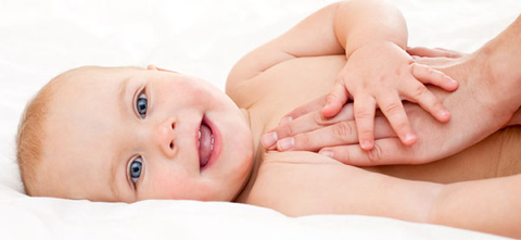 Đặt bé thư giản trên giường và khăn tắm Đặt bé thư giản trên giường và khăn tắm