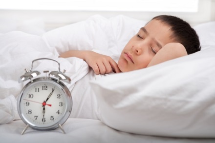 Ngủ đủ giấc luôn là điều kiện cần giúp bé phát triển chiều cao nhanh nhất.