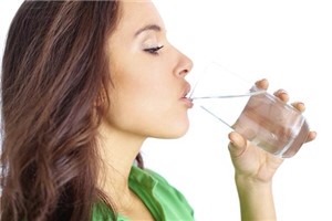  Nên uống ít nhất 8 ly nước mỗi ngày