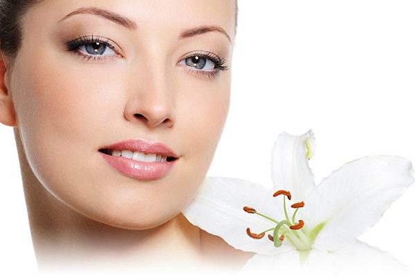 Thường xuyên sử dụng sản phẩm dưỡng môi nhằm duy trì độ ẩm và giữ gìn “hàng rào” bảo vệ tự nhiên của đôi môi.