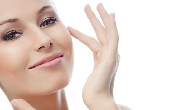 Chú ý sử dụng những sản phẩm tẩy tế bào chết chứa thành phần tẩy nhẹ nhàng tránh làm hỏng những rào cản tự nhiên của da.