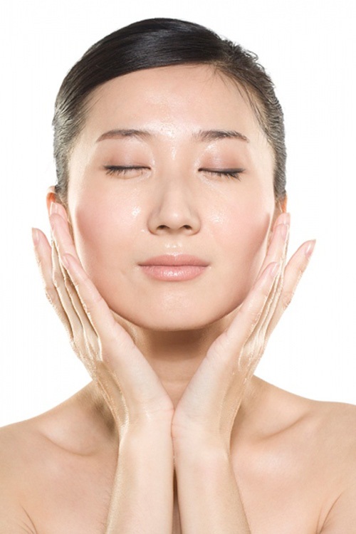 Massage da mặt với mật ong nguyên chất cũng là cách làm đẹp hiệu quả nhất.