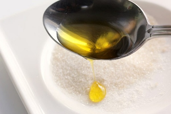 Hãy sử dụng mặt nạ đường và dầu oliu thêm tí nước cốt chanh ít nhất 1 lần trong tuần để se khích lỗ chân lông nhanh chóng.