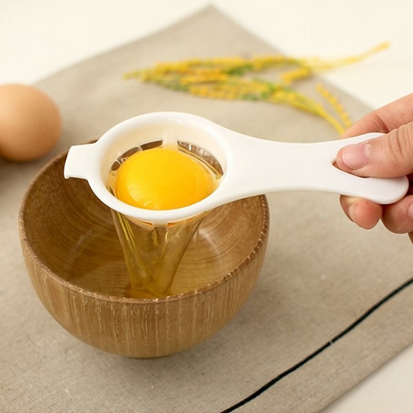 Lòng trắng trứng không chỉ có tác dụng se khích lỗ chân lông, nó còn có tác dụng lạch sạch da, loại bỏ tạp chất, bụi bẩn.