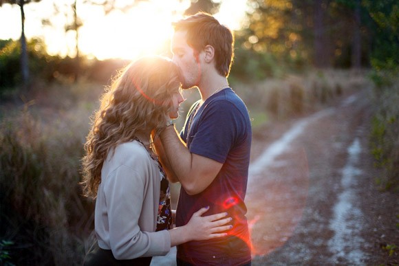 Hầu hết các cô gái đều thích được người yêu mình hôn lên trán và tất nhiên là chàng ta phải cao cái đã Hầu hết các cô gái đều thích được người yêu mình hôn lên trán và tất nhiên là chàng ta phải cao cái đã