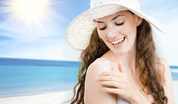 Sử dụng kem dưỡng để chống lại tia cực tím gây tác động xấu đến làn da.