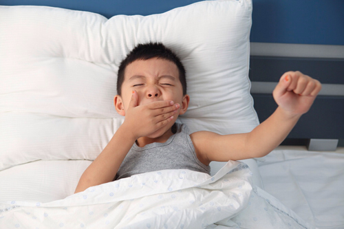 Hãy giúp bé tập thói quen dậy sớm