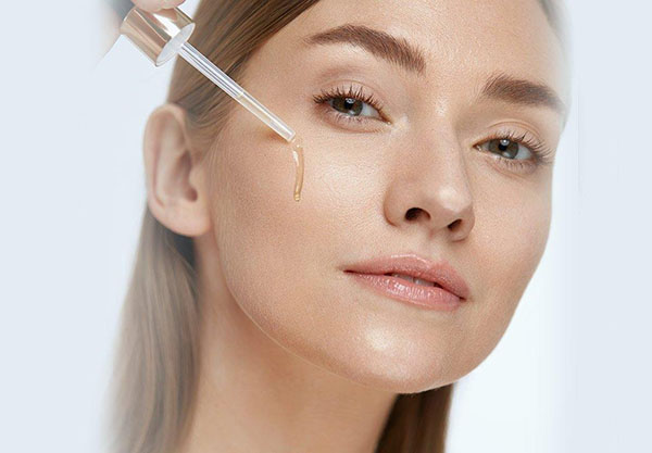 ban-da-biet-cach-su-dung-serum-duong-trang-da