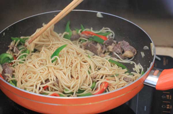 Món mì tôm xào bò khá dễ thực hiện không làm mất nhiều thời gian của bạn Món mì tôm xào bò khá dễ thực hiện không làm mất nhiều thời gian của bạn