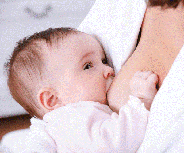 Nên cho trẻ bú sữa mẹ hoàn toàn trong 6 tháng đầu sau sinh