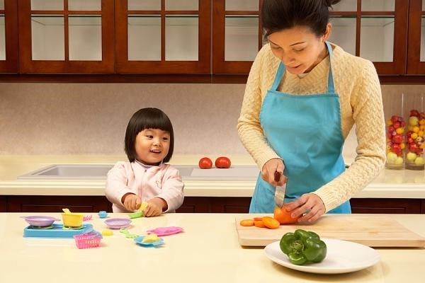 Cho bé làm quen với nhiều loại thực phẩm ngay từ nhỏ