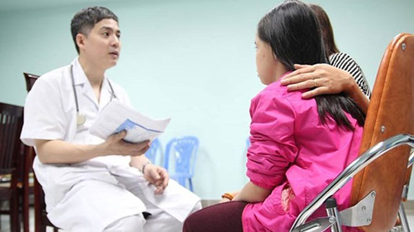 Cần đưa trẻ đến thăm khám để phát hiện dậy thì sớm