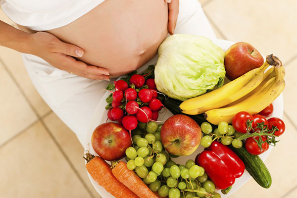 Rau xanh và trái cây tươi giúp trẻ cao lớn ngay từ trong bụng mẹ
