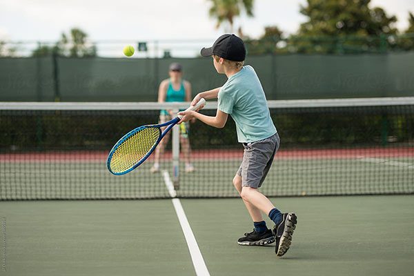 Học chơi tennis từ sớm giúp trẻ phát triển chiều cao thuận lợi