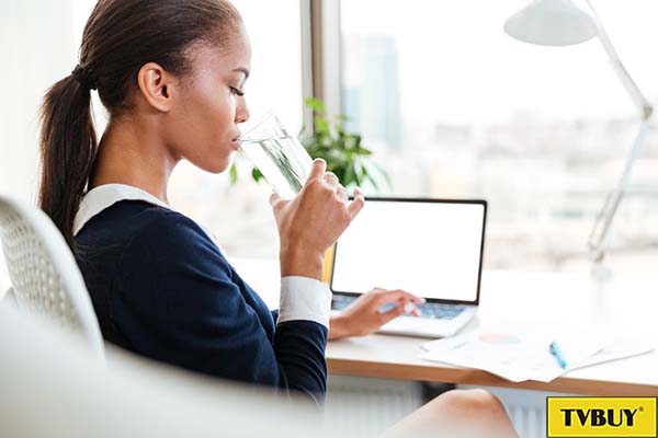 uống đủ nước giúp chăm sóc da tốt hơn khi đi làm