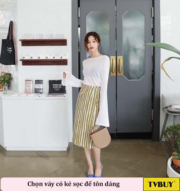 dưới 1m55 nên chọn váy có họa tiết sọc