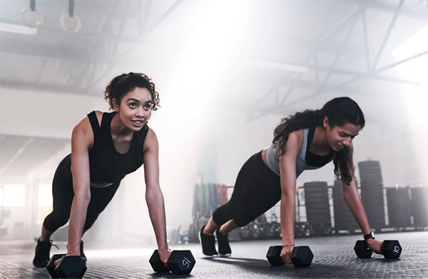 bai-tap-dumbbell-burpee-can-su-ho-tro-cua-ta-tay