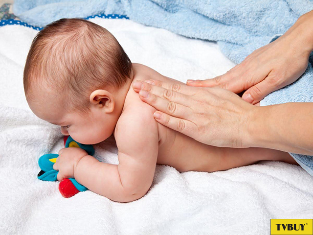 Sau khi trẻ tắm xong, ba mẹ có thể kết hợp massage giúp trẻ thư giãn và làm ấm cơ thể