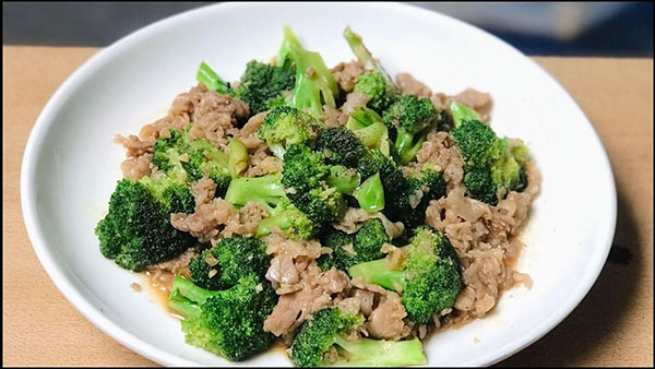 bong-cai-xanh-xao-thit-bo-la-mon-an-duoc-nhieu-ban-nu-yeu-thich