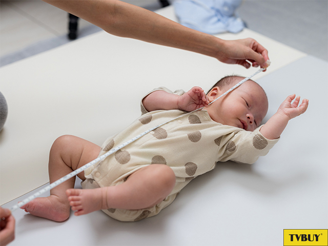 Với trẻ dưới 2 tuổi nên tiến hành đo chiều cao trên mặt phẳng nằm ngang