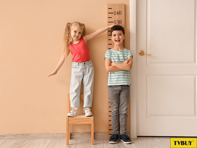 Sử dụng bảng đo chiều cao khá tiện lợi trẻ có thể tự do chiều cao cho bản thân
