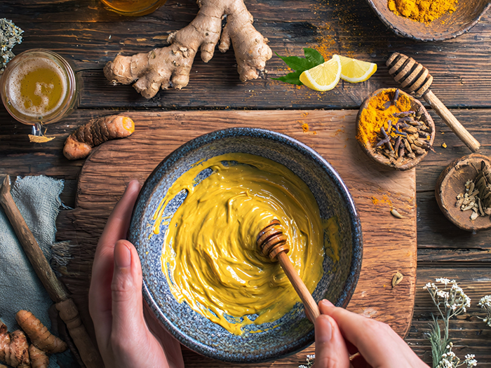 Mặt nạ chanh, mật ong, bột nghệ giúp trị mụn, sáng da rất tốt