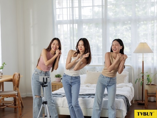 Chọn lựa ngay các outfit quần cạp cao, áo croptop, váy ngắn đơn sắc.