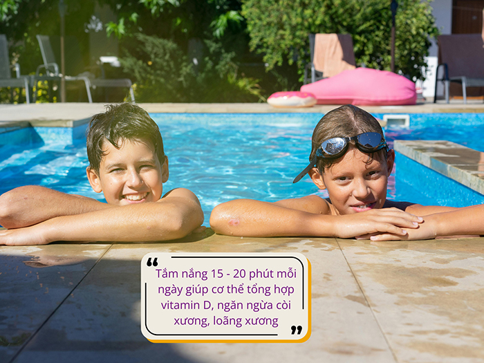 Tắm nắng giúp cơ thể tổng hợp vitamin D, ngăn ngừa loãng xương, suy dinh dưỡng thấp còi hiệu quả