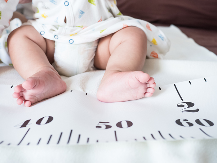 ​​​​​​​Khám bệnh và theo dõi thường xuyên giúp ba mẹ kiểm soát tình trạng cong chân của trẻ