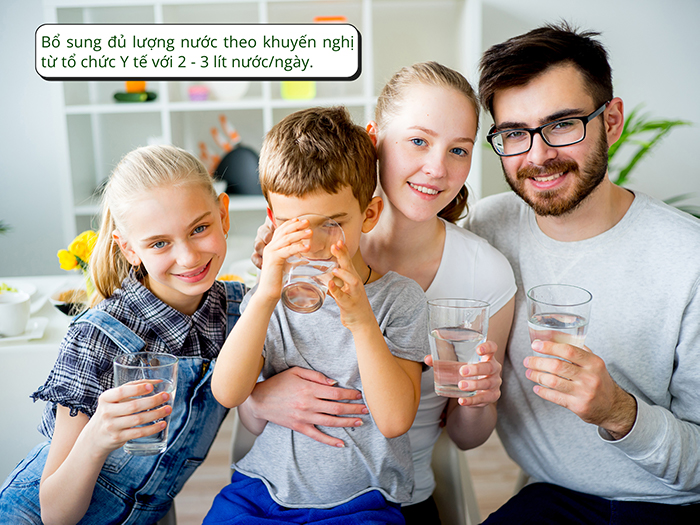 Bổ sung đủ lượng nước theo khuyến nghị từ tổ chức Y tế với 2 - 3 lít nước/ngày