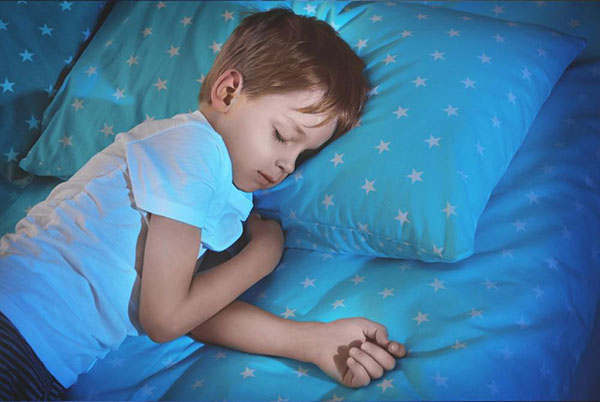 Cho trẻ ngủ sớm để đảm bảo chiều cao phát triển tối ưu.