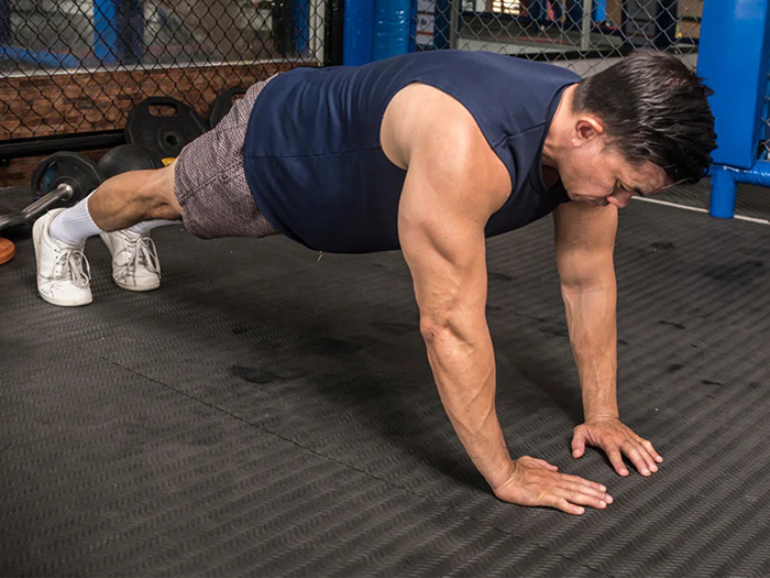 Hít đất hẹp tay tập trung làm săn chắc cơ tay sau và ngực trong, tăng độ khỏe phần thân trên.