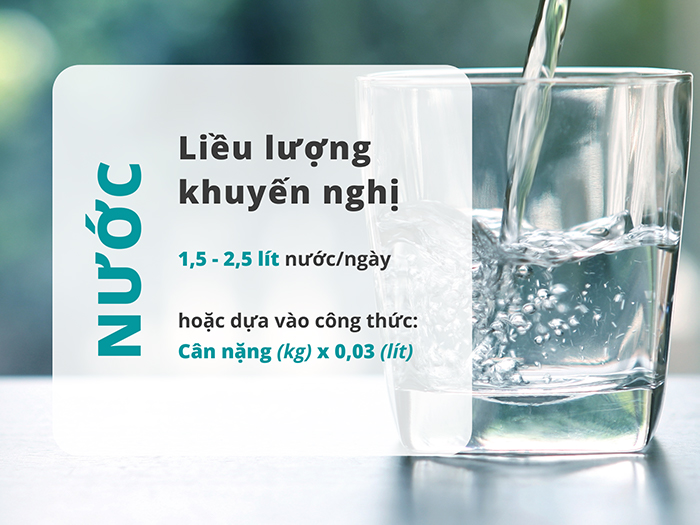 Uống nước theo khuyến nghị giúp da được cấp ẩm đầy đủ
