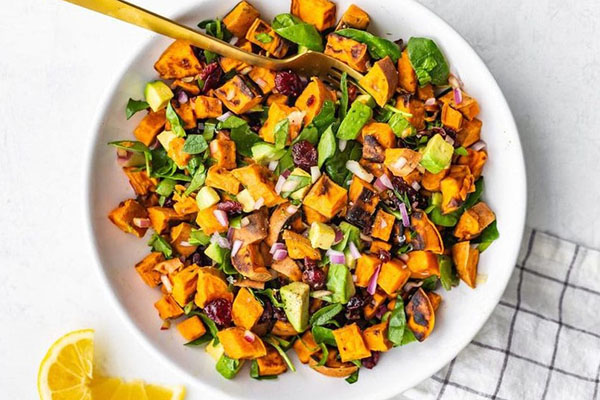 khoai-lang-an-kem-salad-la-mon-an-ly-tuong-cua-nhung-nguoi-can-dieu-chinh-can-nang