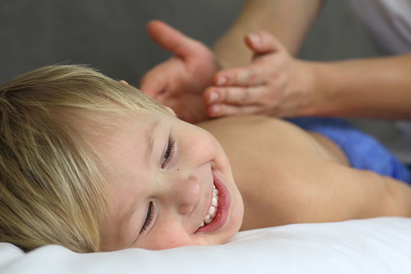 massage-dung-cach-giup-tre-thu-gian-xuong-khop-va-thuc-day-phat-trien-xuong
