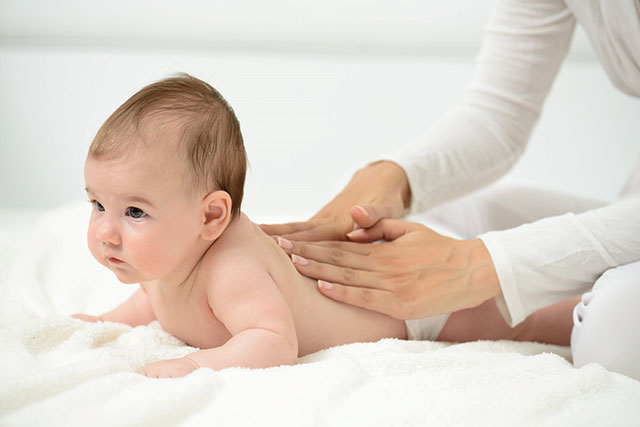 massage-tre-sau-khi-tam-nham-lam-nong-co-the-luu-thong-mau-va-kich-thich-xuong