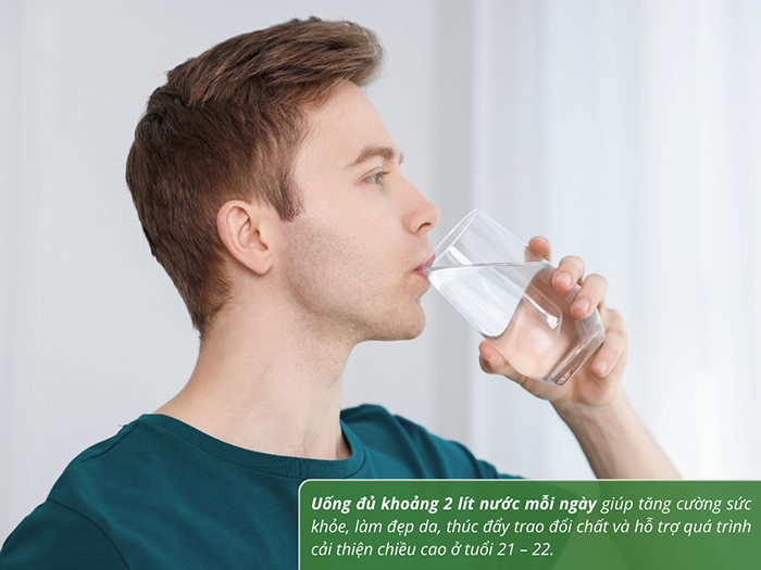 Uống đủ nước mỗi ngày hỗ trợ trao đổi chất, hỗ trợ phát triển thể chất