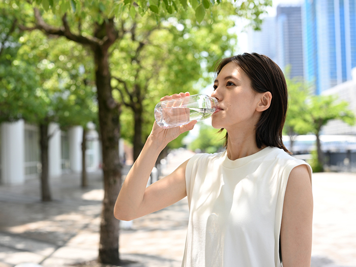 Bổ sung đủ lượng nước cho cơ thể từ 2 - 3 lít nước/ngày