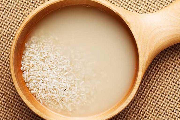 nuoc-vo-gao-chua-nhieu-thanh-phan-co-loi-cho-lan-da