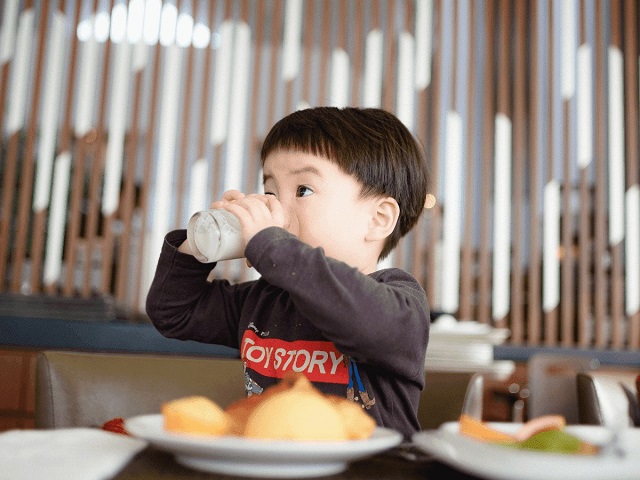 Những lưu ý ba mẹ cần chú ý khi cho bé 2 tuổi uống sữa tăng chiều cao