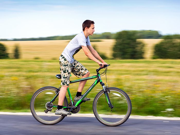 Đạp xe là hình thức tập điển hình giúp kéo dài xương chân